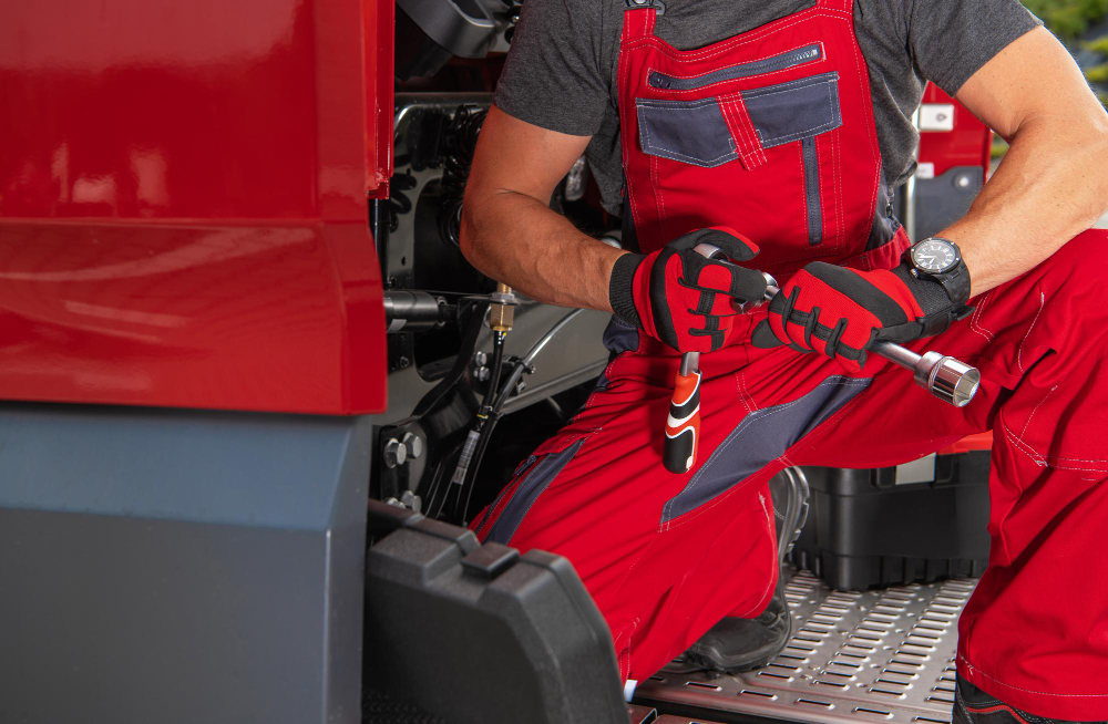 naprawa ciężarówki na drodze